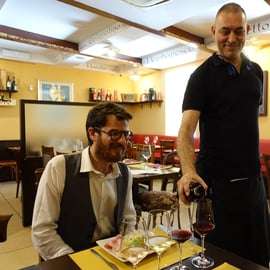 Degustazione di vini vicino al Palazzo Reale di Torino con piatto di cibo