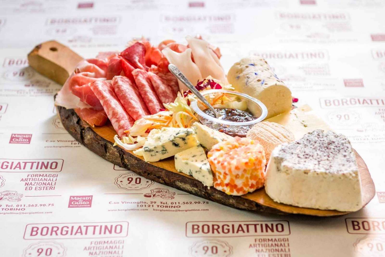 Degustazione di formaggi a Torino in un negozio storico