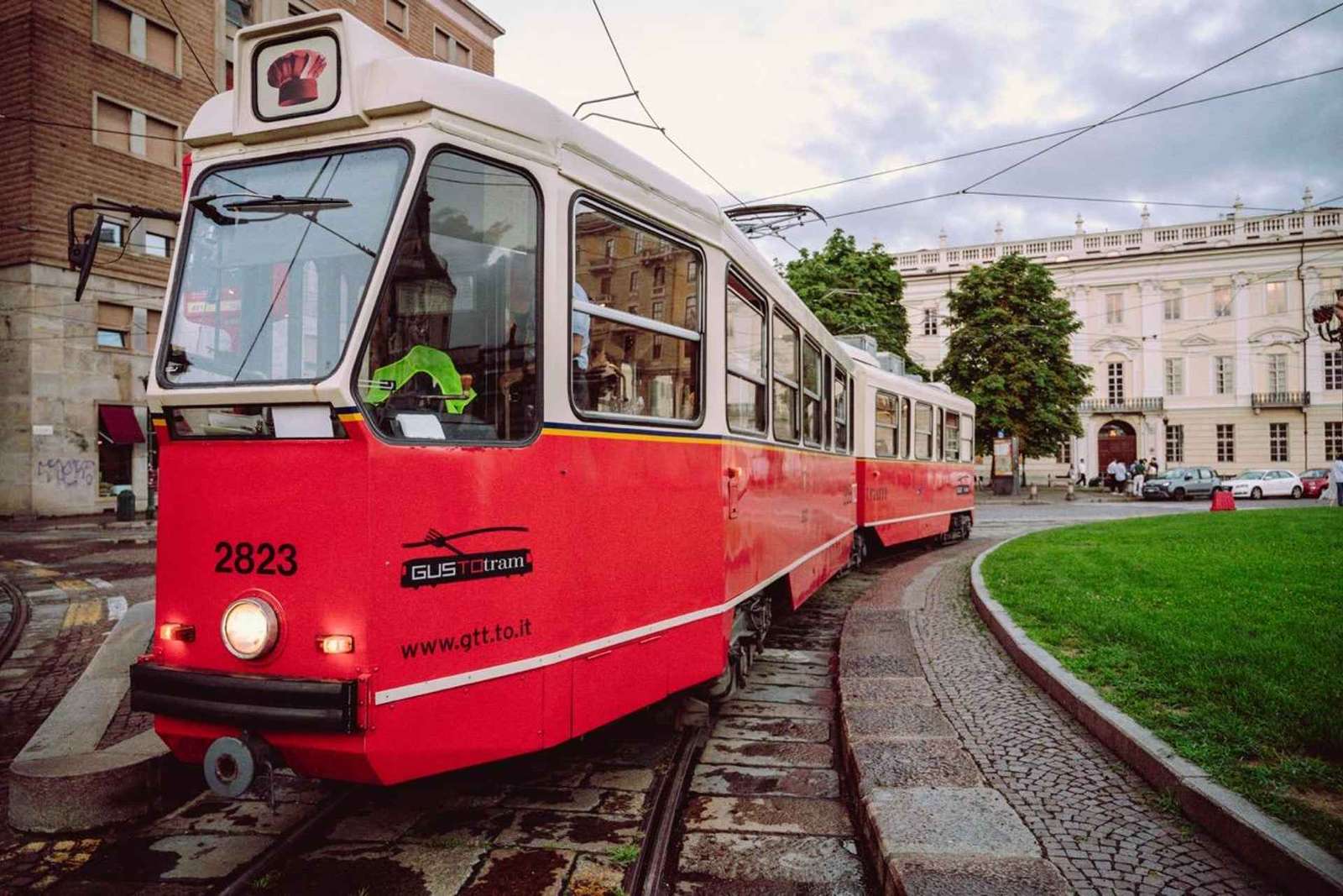 Tram ristorante a Torino: menù a più portate su un tram d'epoca