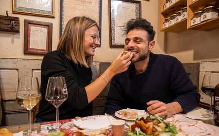 Turin: Street Food Walking Tour mit Aperitivo & Verkostungen