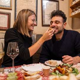 Torino: tour a piedi dello street food con aperitivo e degustazioni