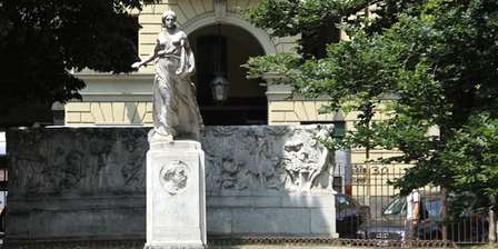 Monumento a Edmondo De Amicis