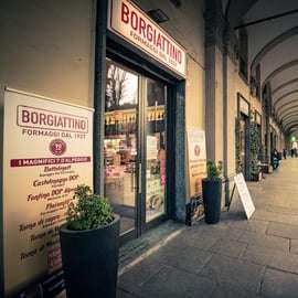 Degustazione di formaggi a Torino in un negozio storico
