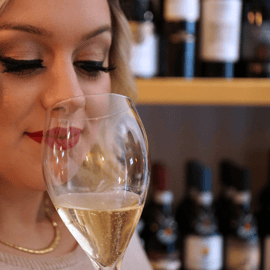 Degustazione di vini vicino al Palazzo Reale di Torino con piatto di cibo