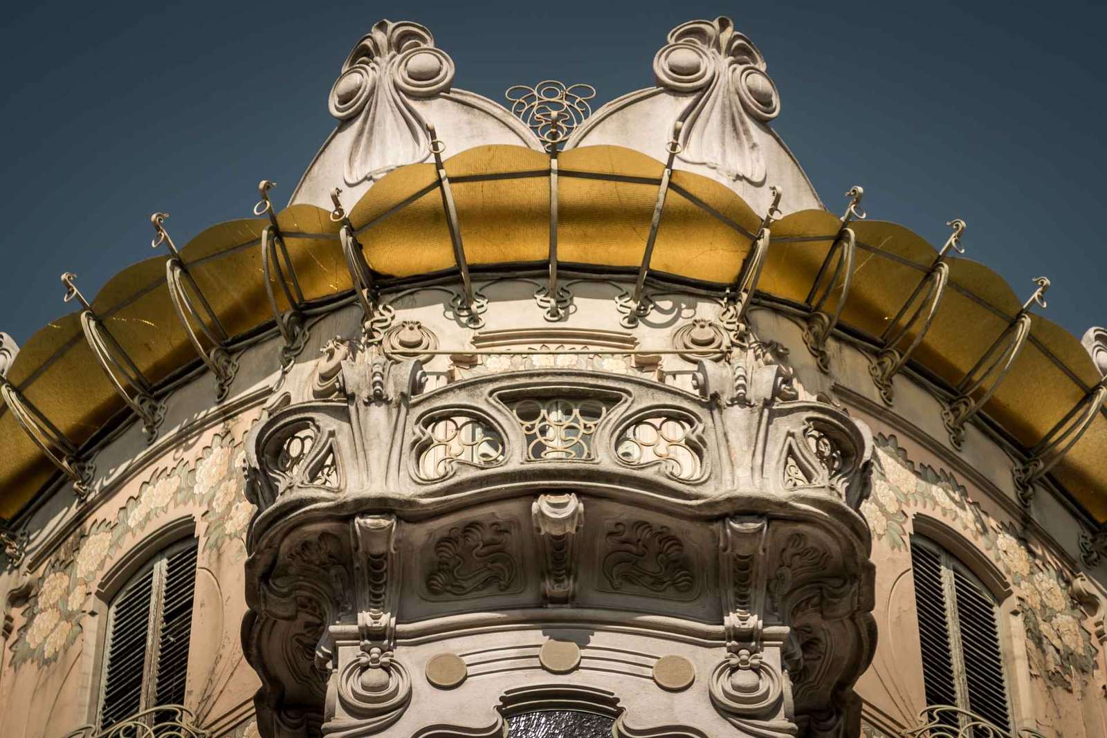 Torino: tour a piedi in stile liberty con caffè
