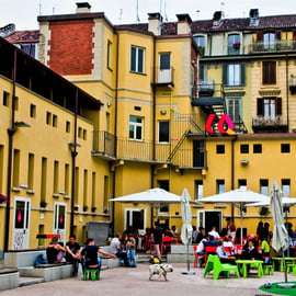 Pub crawl a Torino a San Salvario con giochi e tre bar
