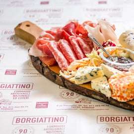 Degustazione di formaggi a Torino in un negozio storico